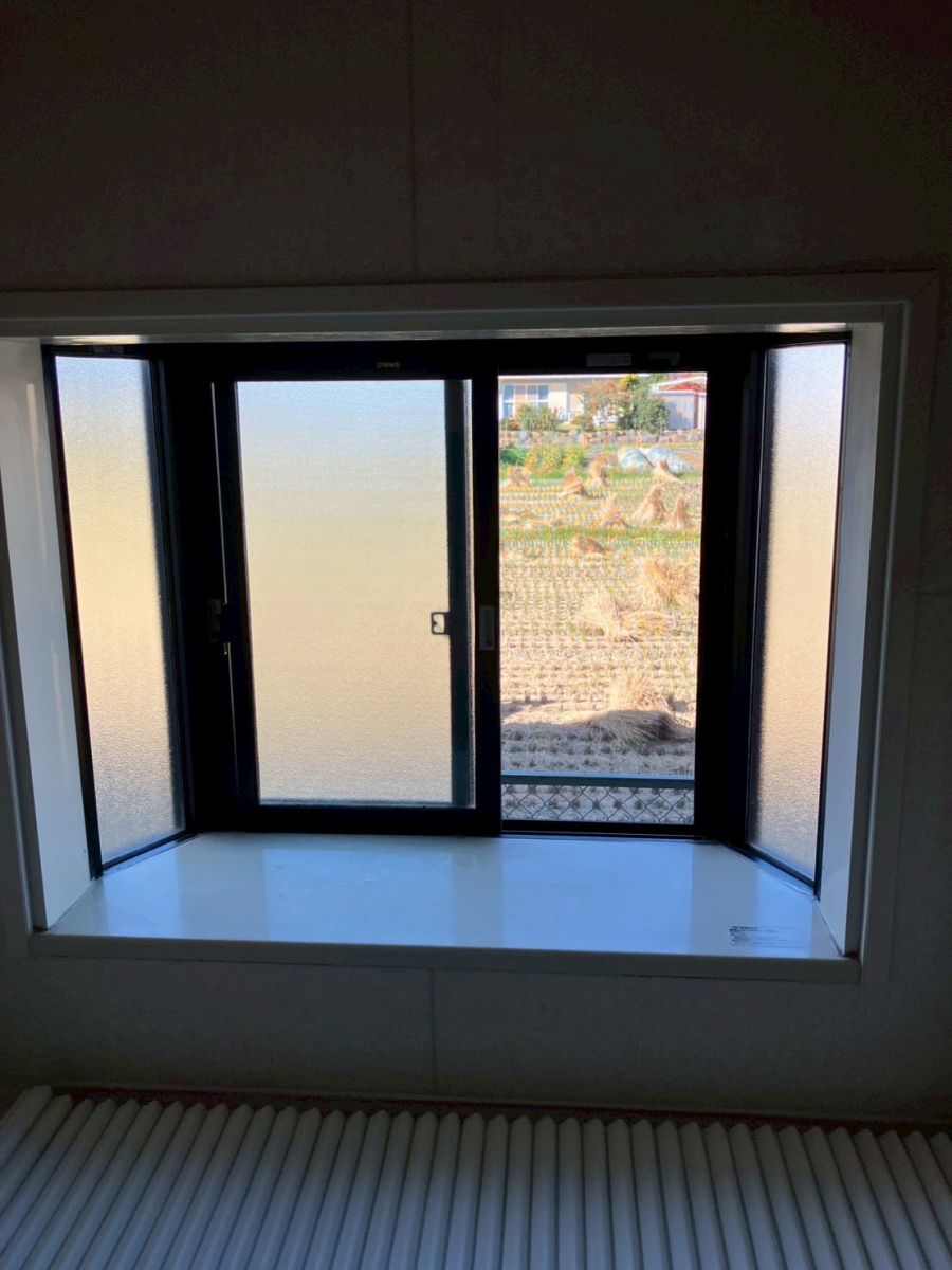 アルファトーヨー住器の【佐久市】便利だった出窓が“寒さの原因”に。営業の一言で始まったインプラス工事の施工前の写真2