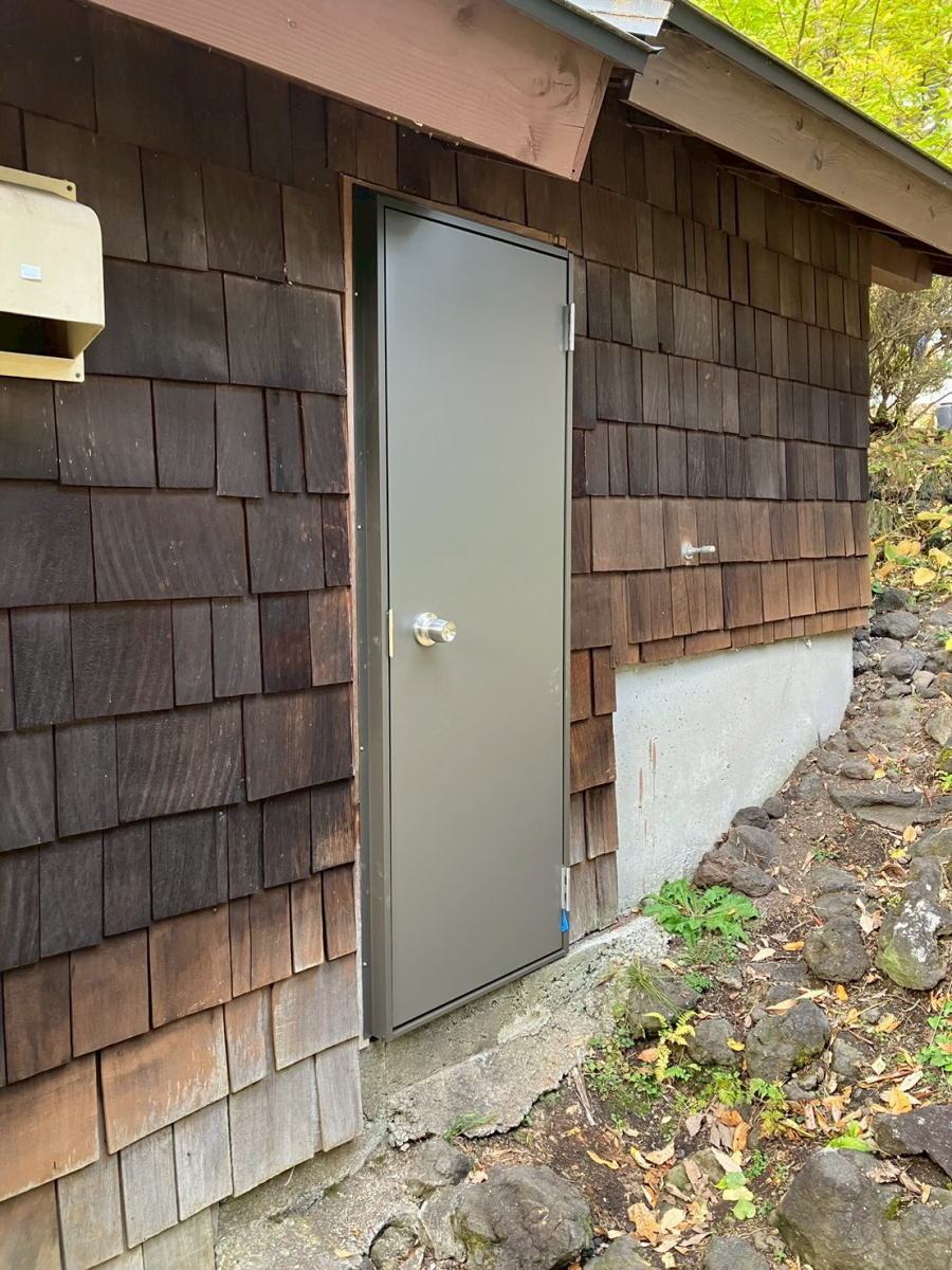 アルファトーヨー住器の【御代田町】白アリ後の不安を解消。倉庫出入口をリフレッシュしました！の施工後の写真1