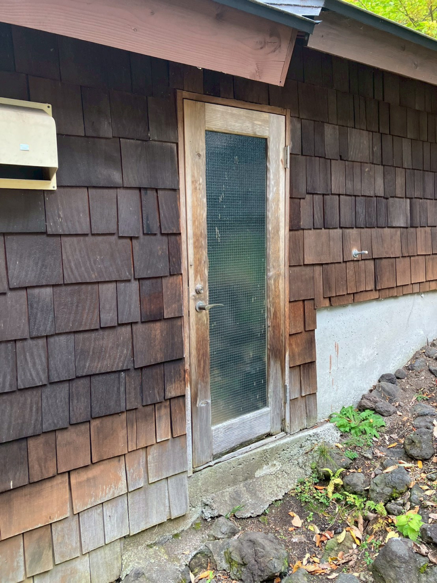 アルファトーヨー住器の【御代田町】白アリ後の不安を解消。倉庫出入口をリフレッシュしました！の施工前の写真1