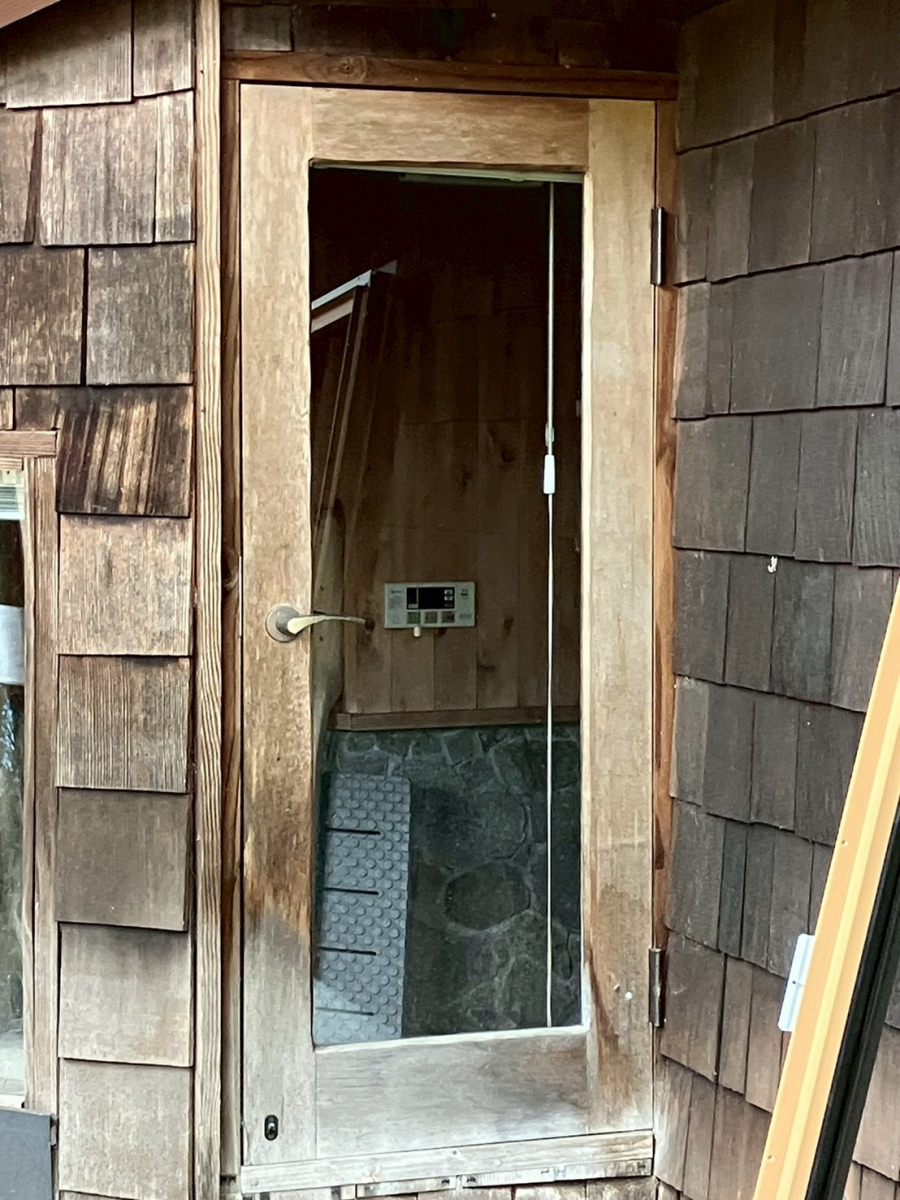 アルファトーヨー住器の【御代田町】白アリ後の不安を解消。倉庫出入口をリフレッシュしました！の施工前の写真2