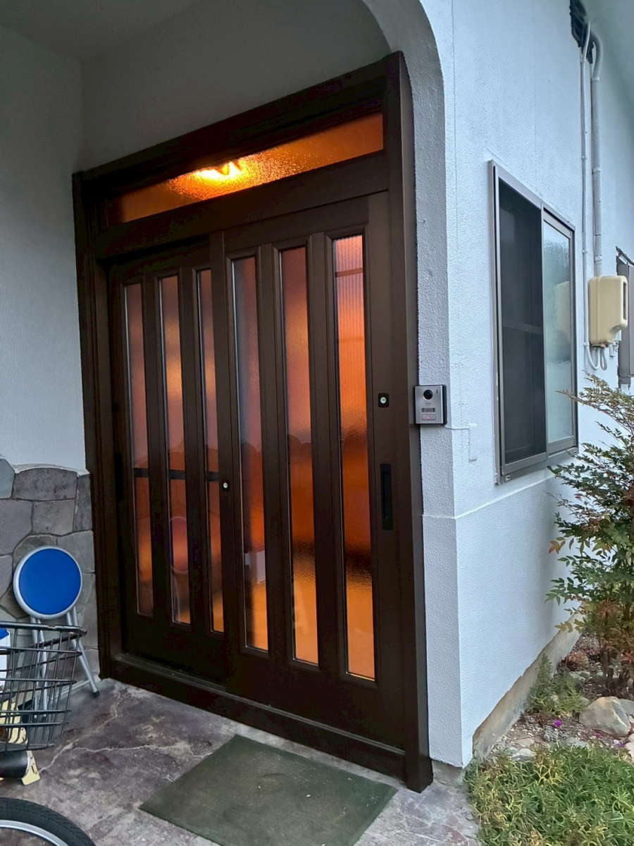 アルファトーヨー住器の【佐久穂町】玄関も新しく、鍵も安心！リシェントで引戸を交換の施工後の写真1