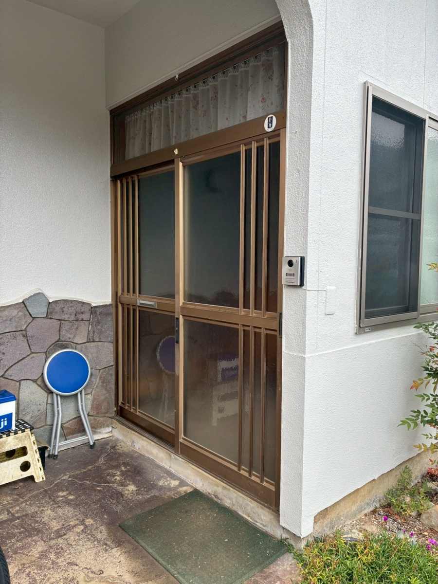 アルファトーヨー住器の【佐久穂町】玄関も新しく、鍵も安心！リシェントで引戸を交換の施工前の写真1