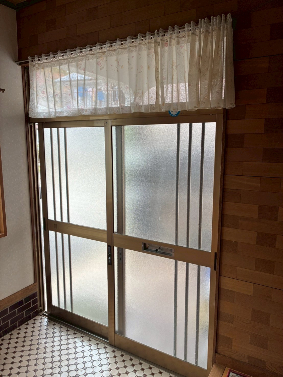 アルファトーヨー住器の【佐久穂町】玄関も新しく、鍵も安心！リシェントで引戸を交換の施工前の写真2