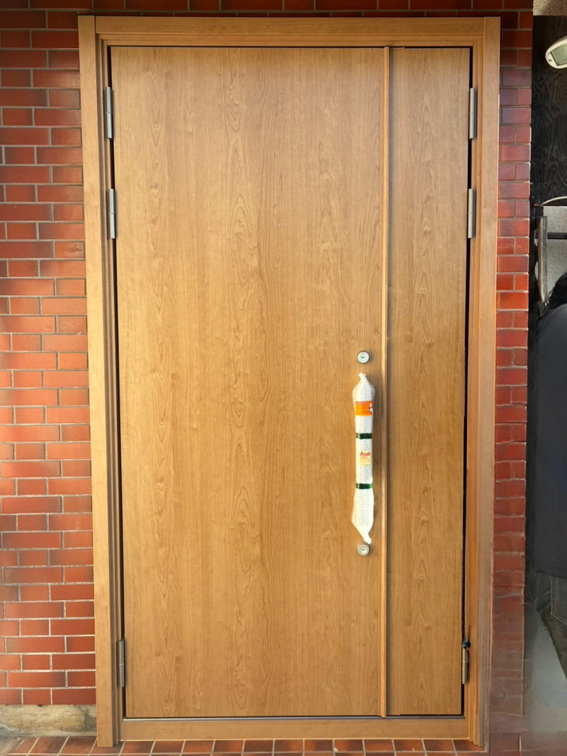 アルファトーヨー住器の【小諸市】玄関の寒さと鍵の不具合を、ドア交換でまるごと改善の施工後の写真1