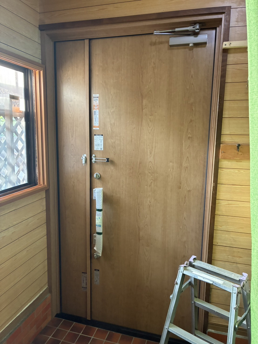 アルファトーヨー住器の【小諸市】玄関の寒さと鍵の不具合を、ドア交換でまるごと改善の施工後の写真2