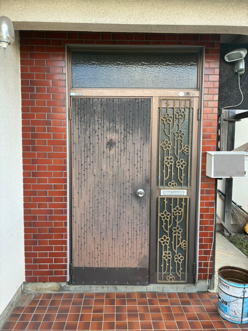 アルファトーヨー住器の【小諸市】玄関の寒さと鍵の不具合を、ドア交換でまるごと改善の施工前の写真1