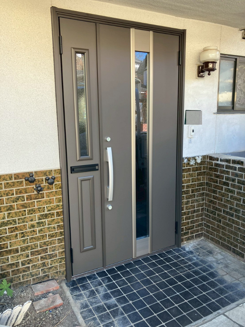 アルファトーヨー住器の【小諸市】築47年の玄関が見違える。最新ドアへの交換リフォームの施工後の写真1