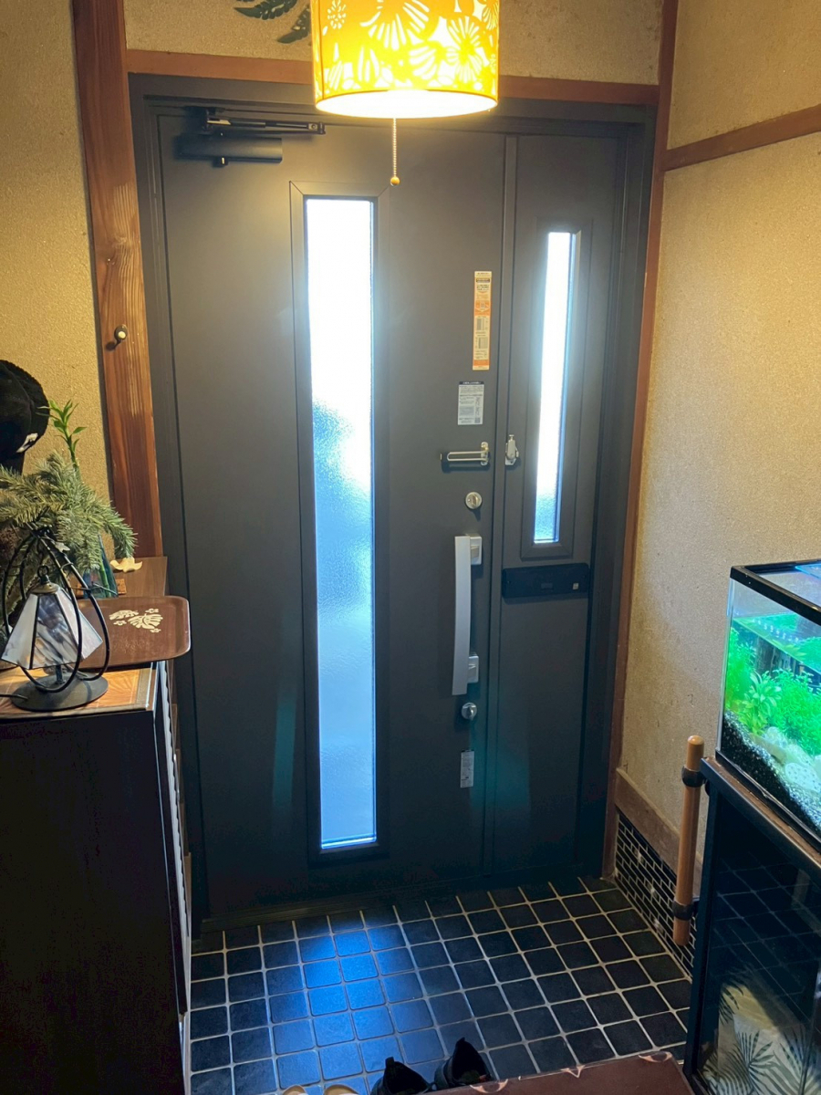 アルファトーヨー住器の【小諸市】築47年の玄関が見違える。最新ドアへの交換リフォームの施工後の写真2