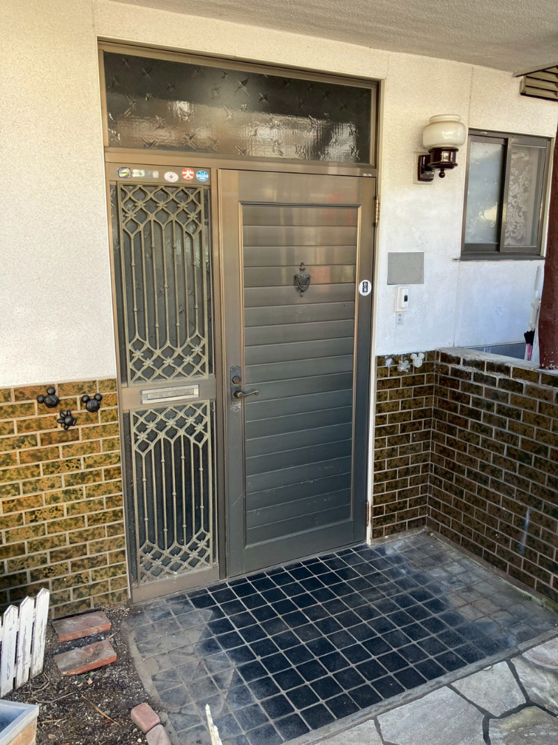 アルファトーヨー住器の【小諸市】築47年の玄関が見違える。最新ドアへの交換リフォームの施工前の写真1