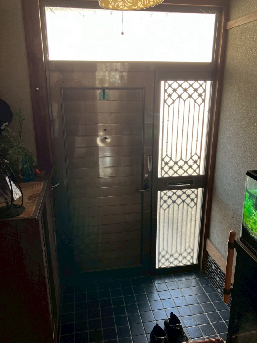 アルファトーヨー住器の【小諸市】築47年の玄関が見違える。最新ドアへの交換リフォームの施工前の写真2