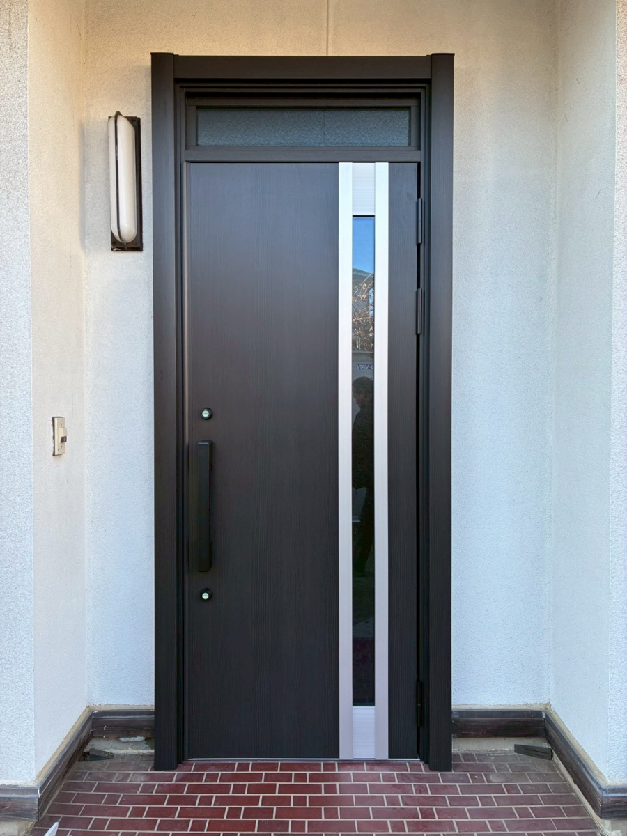 アルファトーヨー住器の【御代田町】冷たい玄関が劇的に変わる！断熱ドアで冬の寒さ対策の施工後の写真1