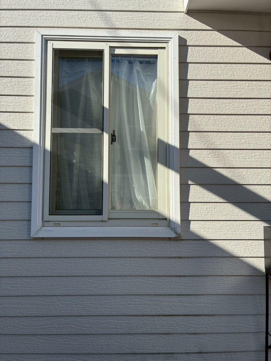 アルファトーヨー住器の【軽井沢町】留守中も安心。防犯を考えたシャッターリフォームの施工前の写真1