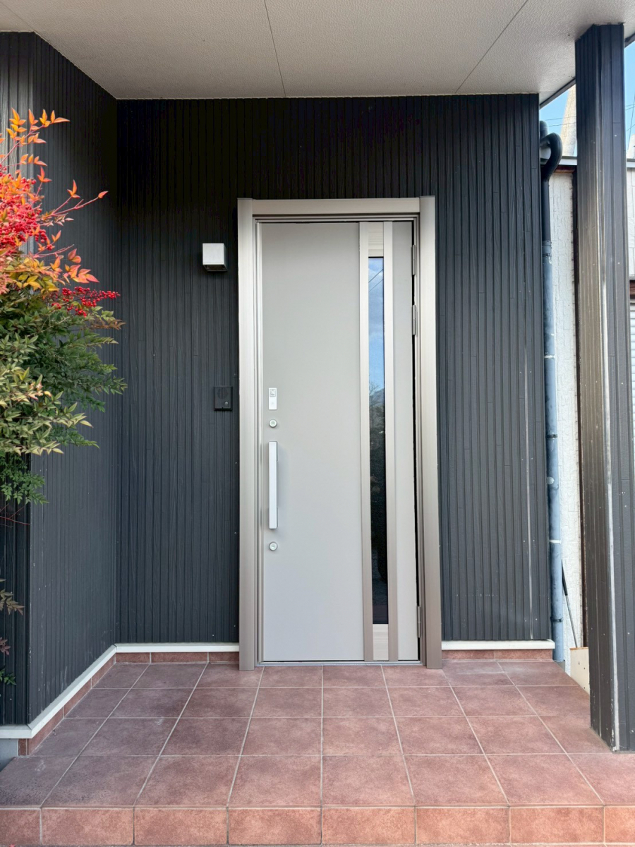 アルファトーヨー住器の【佐久市】色褪せた玄関が新品のように！リシェントで見た目と使い勝手を改善の施工後の写真1