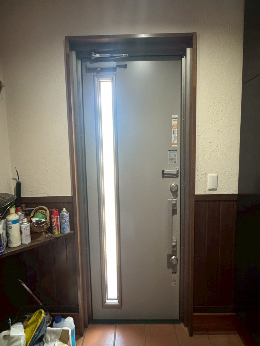 アルファトーヨー住器の【佐久市】色褪せた玄関が新品のように！リシェントで見た目と使い勝手を改善の施工後の写真2