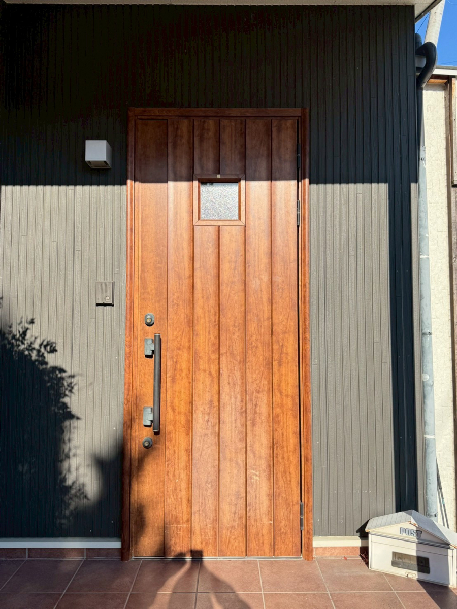 アルファトーヨー住器の【佐久市】色褪せた玄関が新品のように！リシェントで見た目と使い勝手を改善の施工前の写真1