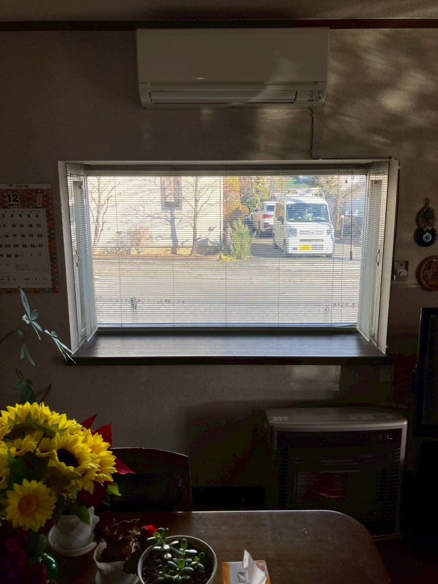 アルファトーヨー住器の【佐久穂町】築30年超の寒さ対策。窓の断熱で体感が変わるインプラス施工例の施工前の写真1