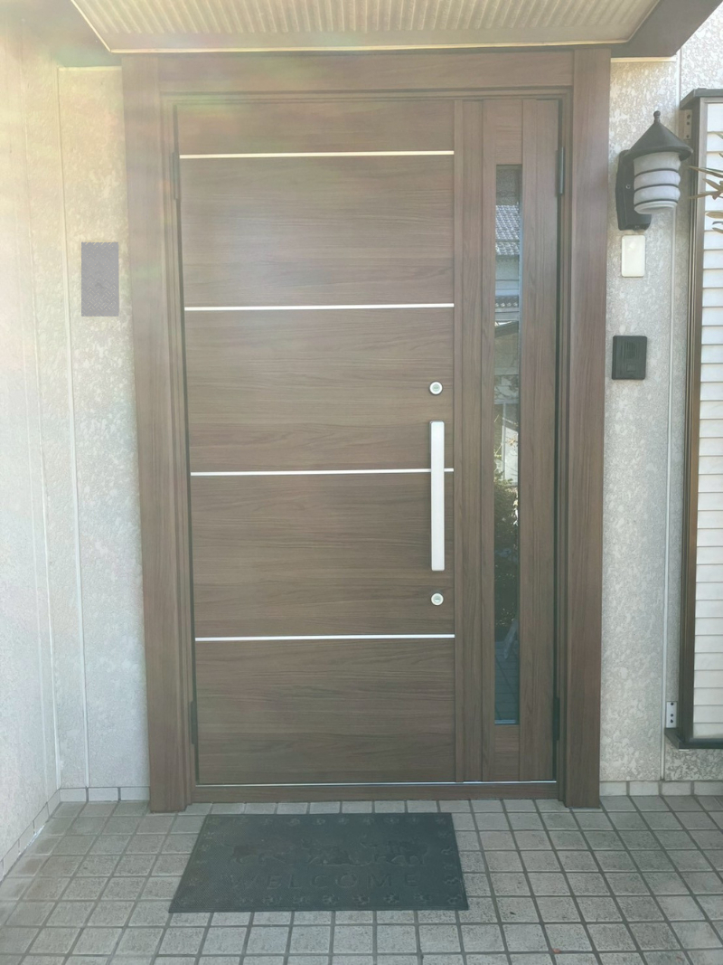 アルファトーヨー住器の【佐久穂町】築30年超の住まい、玄関から見直し。すきま風を解消したリシェント施工例の施工後の写真1