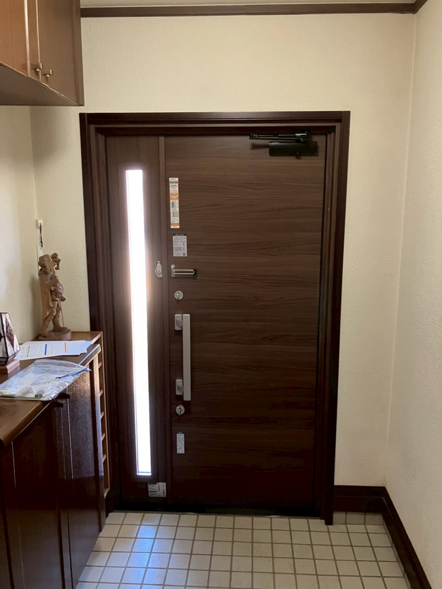 アルファトーヨー住器の【佐久穂町】築30年超の住まい、玄関から見直し。すきま風を解消したリシェント施工例の施工後の写真2
