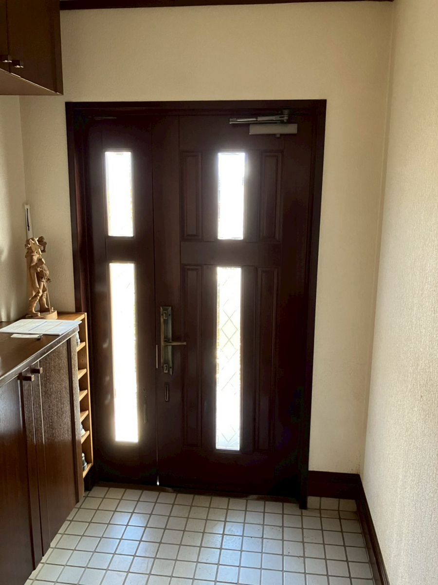 アルファトーヨー住器の【佐久穂町】築30年超の住まい、玄関から見直し。すきま風を解消したリシェント施工例の施工前の写真2
