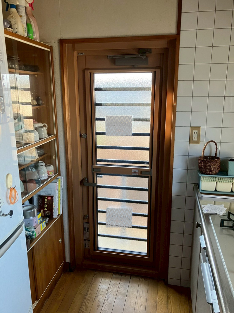 アルファトーヨー住器の【佐久市】冷たいすきま風にさようなら。勝手口リフォームで快適になったお住まいの施工後の写真1
