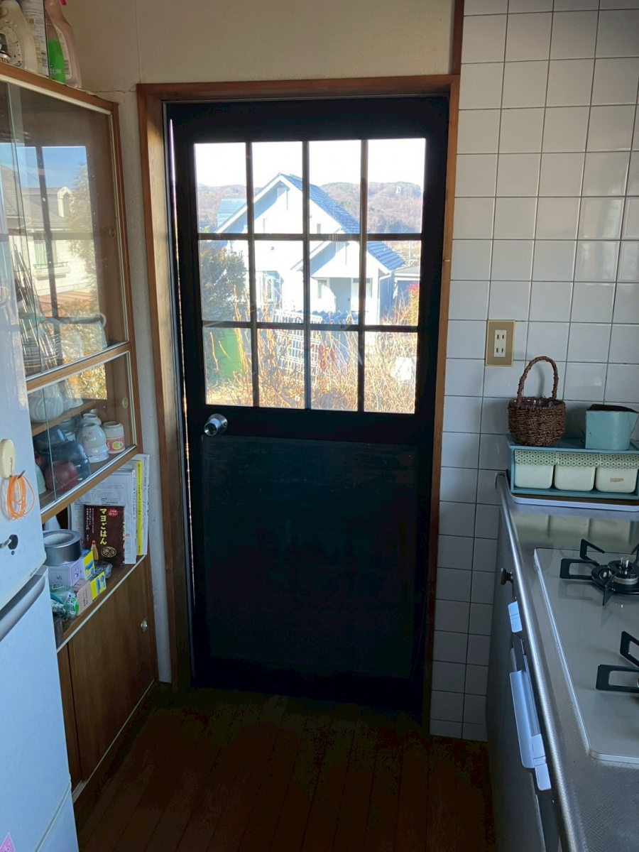 アルファトーヨー住器の【佐久市】冷たいすきま風にさようなら。勝手口リフォームで快適になったお住まいの施工前の写真1