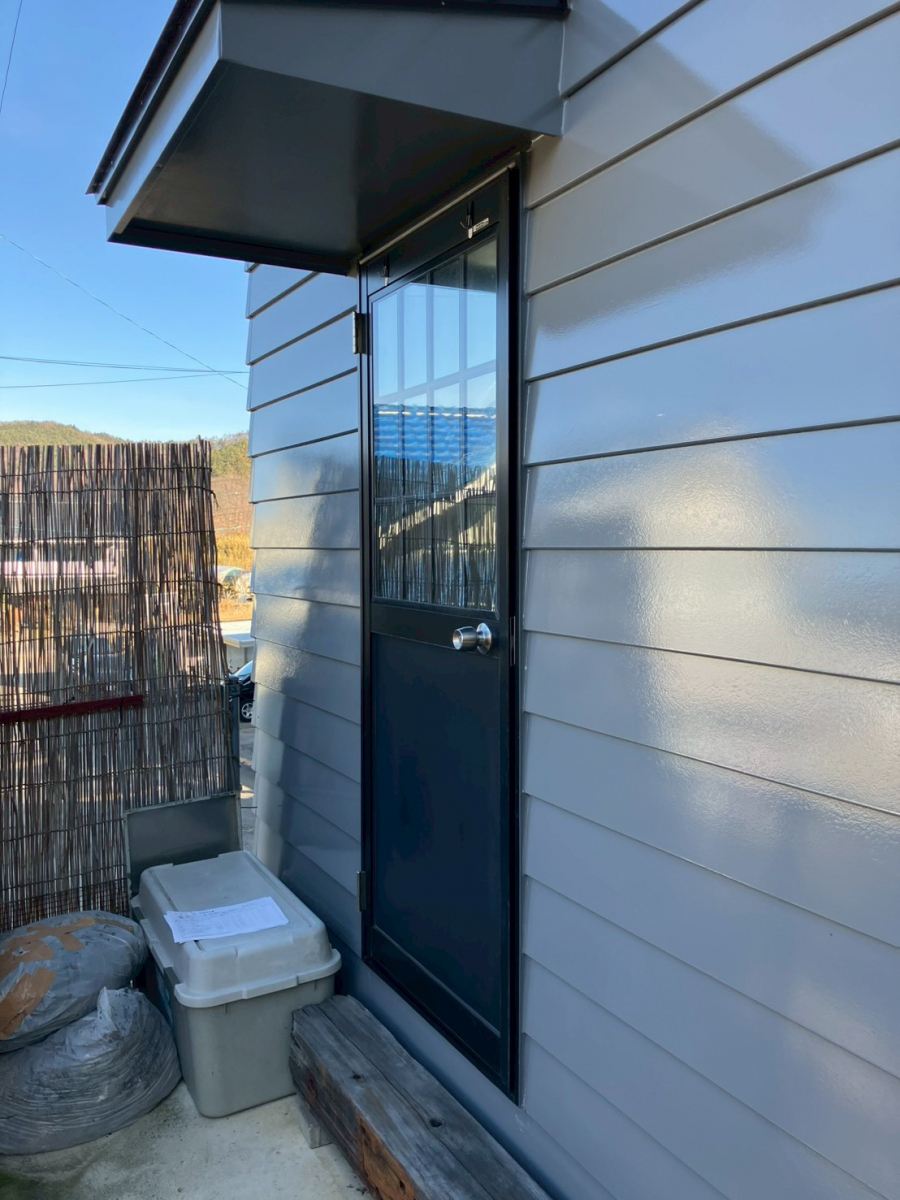 アルファトーヨー住器の【佐久市】冷たいすきま風にさようなら。勝手口リフォームで快適になったお住まいの施工前の写真2