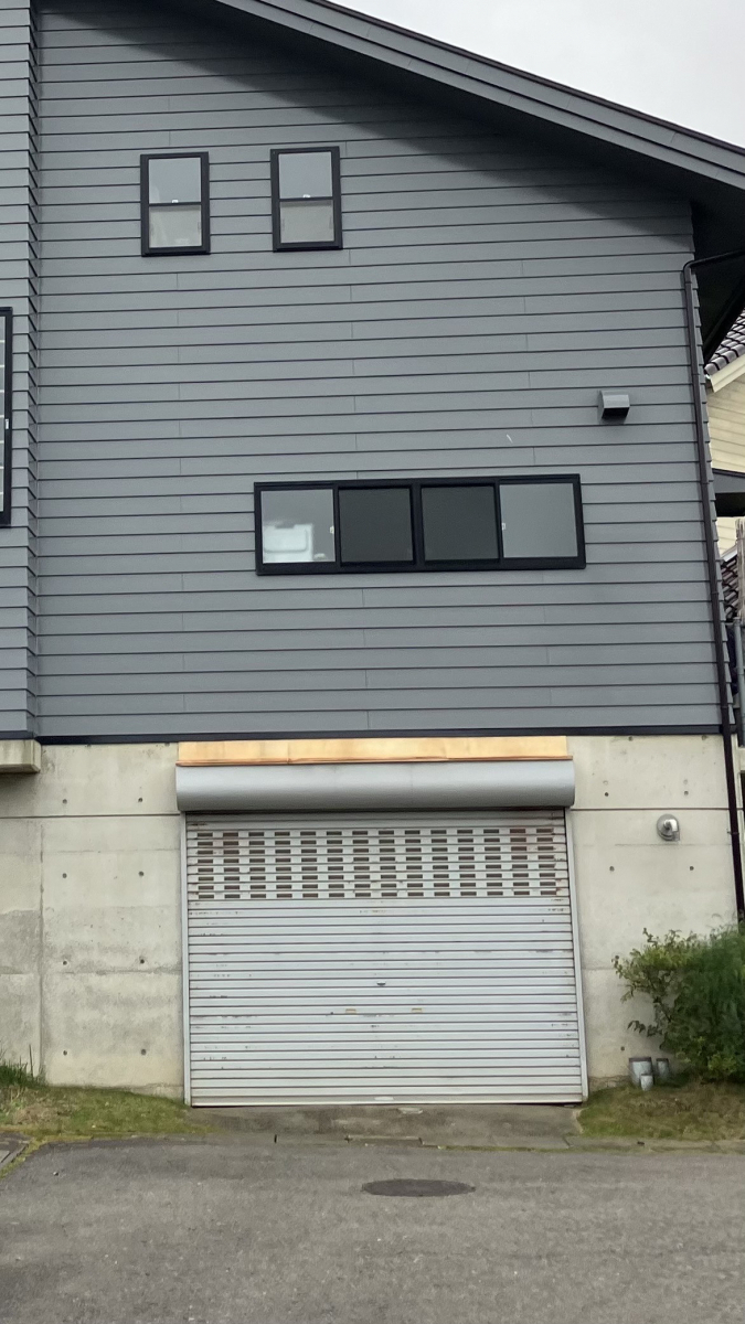 アルファトーヨー住器の【佐久市】防犯も台風対策もまとめて。リフォームと同時に行ったシャッター設置事例の施工前の写真1