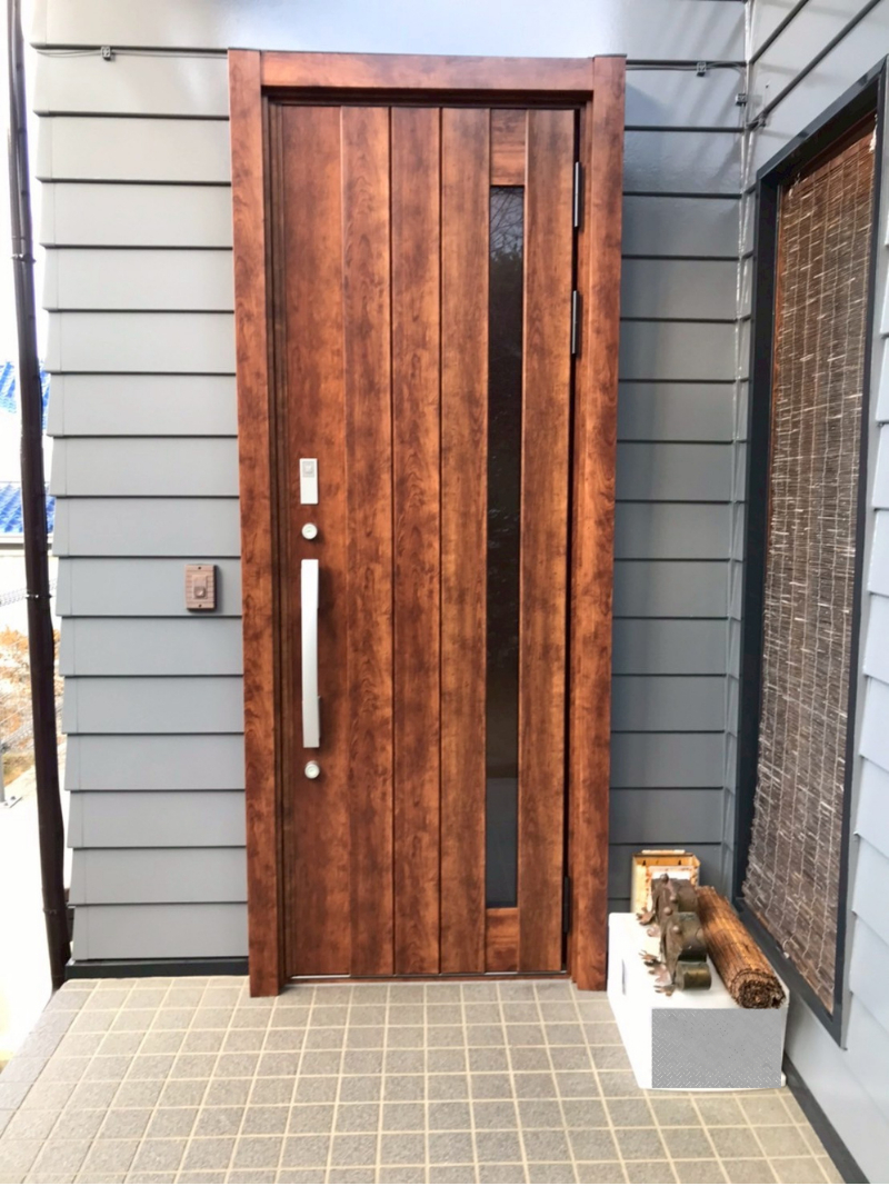 アルファトーヨー住器の【佐久市】玄関ドアを最新リフォーム。ファミロックで鍵のストレスがなくなったお家の施工後の写真1