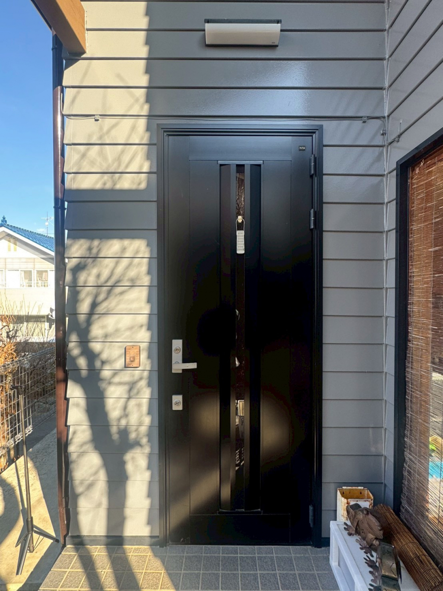 アルファトーヨー住器の【佐久市】玄関ドアを最新リフォーム。ファミロックで鍵のストレスがなくなったお家の施工前の写真1