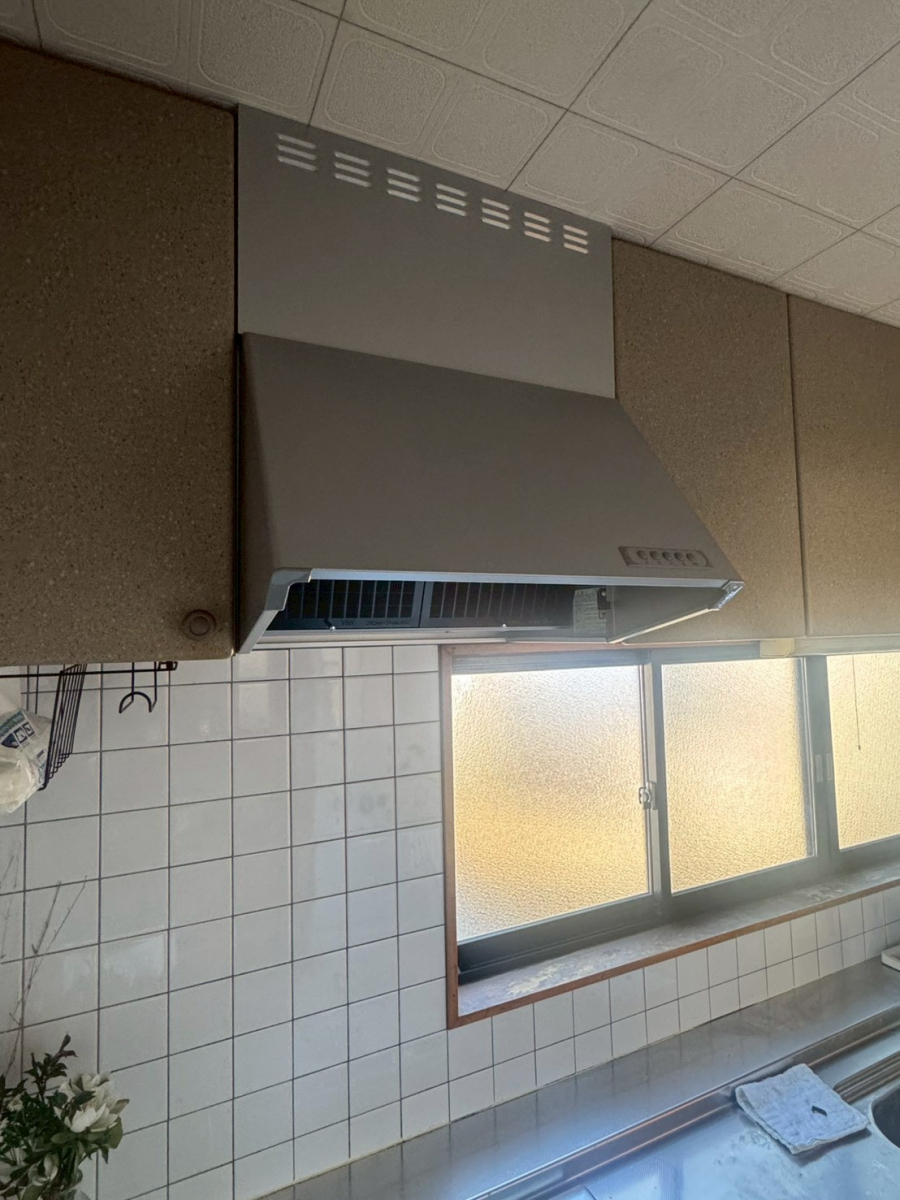 アルファトーヨー住器の【佐久市】長年の油汚れが原因。レンジフード交換で換気力を回復の施工後の写真1