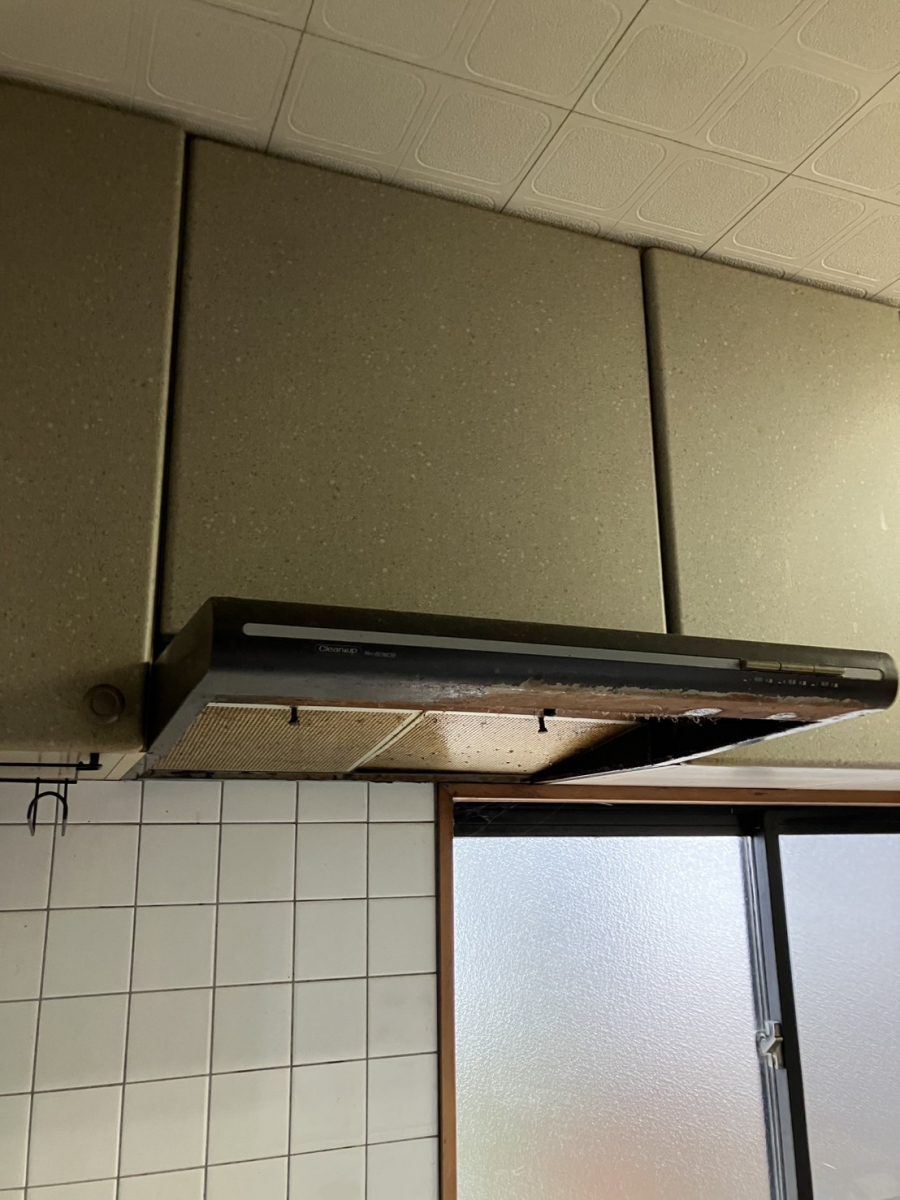 アルファトーヨー住器の【佐久市】長年の油汚れが原因。レンジフード交換で換気力を回復の施工前の写真1
