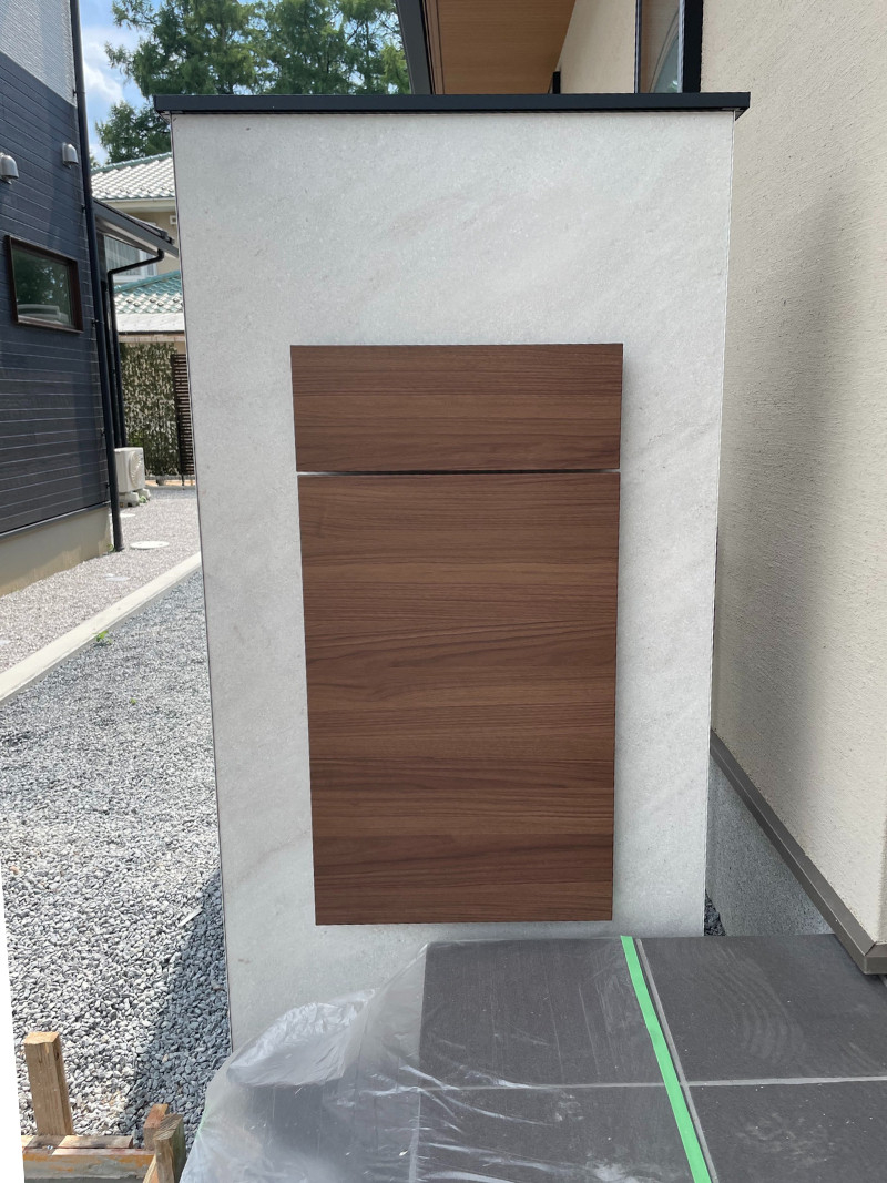 アルファトーヨー住器の【佐久市】シンプル外構に映えるリクシル機能門柱FKの施工例の施工後の写真1