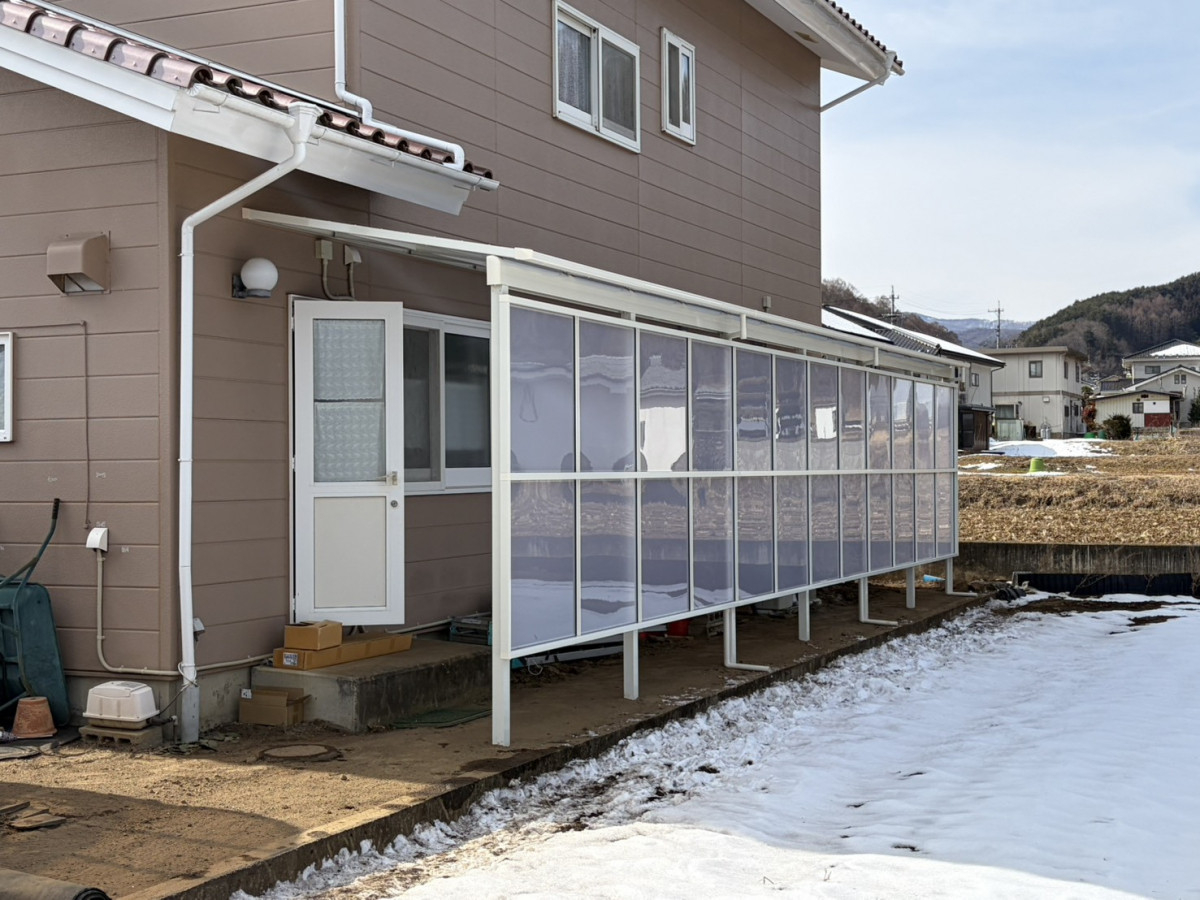 アルファトーヨー住器の【佐久市】LIXILスピーネでテラス屋根を後付け！雨の日も安心の外干しスペースにの施工後の写真1