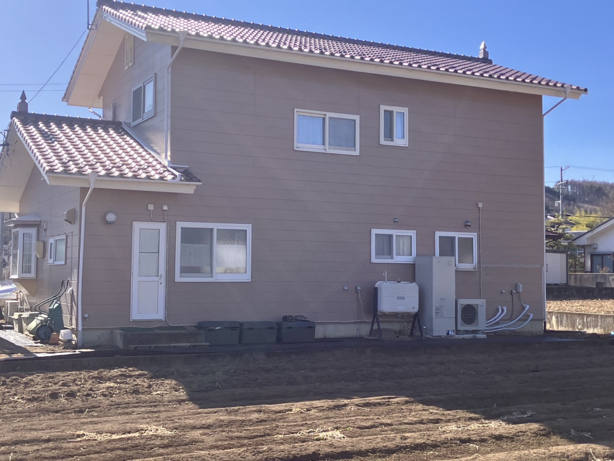 アルファトーヨー住器の【佐久市】LIXILスピーネでテラス屋根を後付け！雨の日も安心の外干しスペースにの施工前の写真1