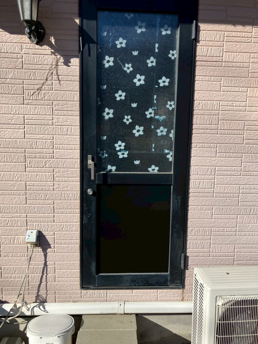 アルファトーヨー住器の【小海町】内窓設置と一緒に。気になっていた勝手口ドアパネルも交換した施工事例の施工後の写真1