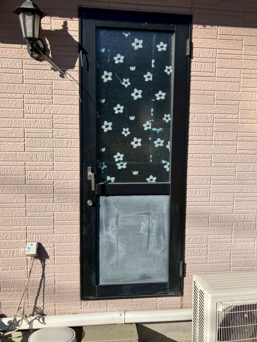 アルファトーヨー住器の【小海町】内窓設置と一緒に。気になっていた勝手口ドアパネルも交換した施工事例の施工前の写真1