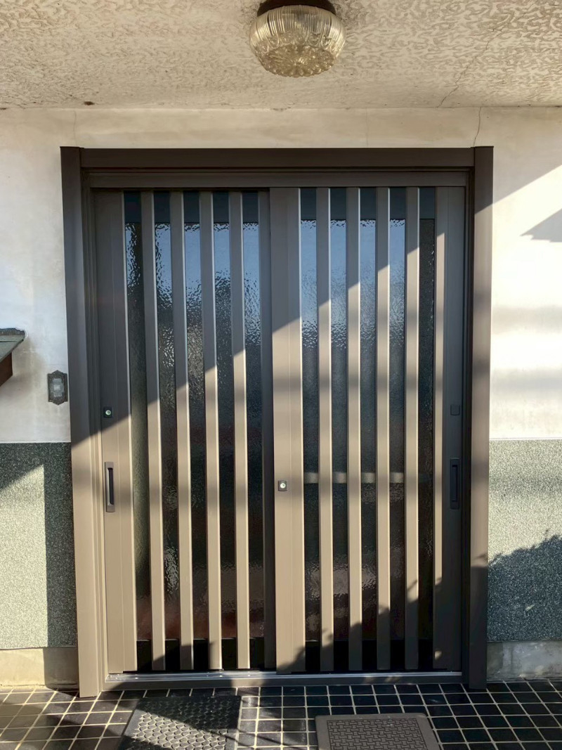 アルファトーヨー住器の【佐久市】築45年の玄関引戸を交換｜歪みを整え、重厚感ある仕上がりにの施工後の写真1