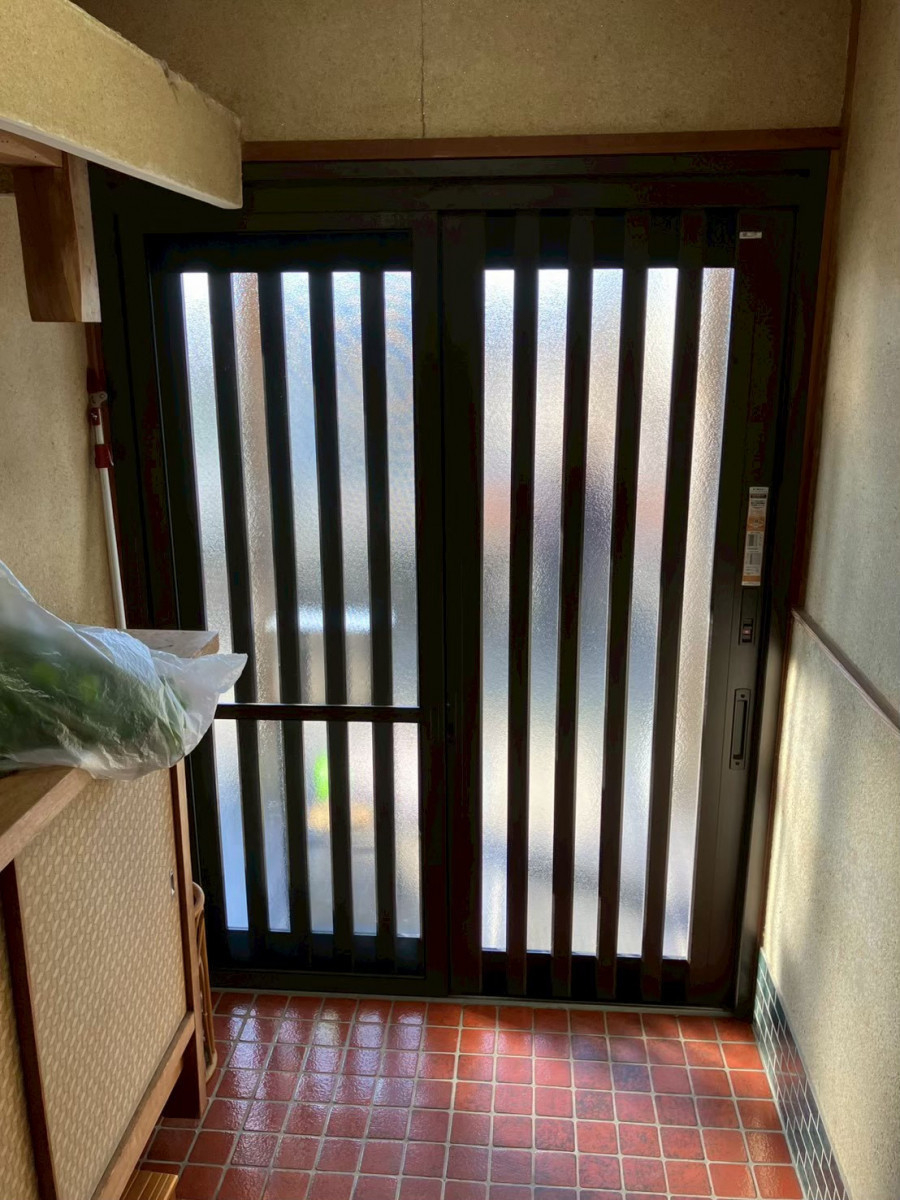 アルファトーヨー住器の【佐久市】築45年の玄関引戸を交換｜歪みを整え、重厚感ある仕上がりにの施工後の写真2