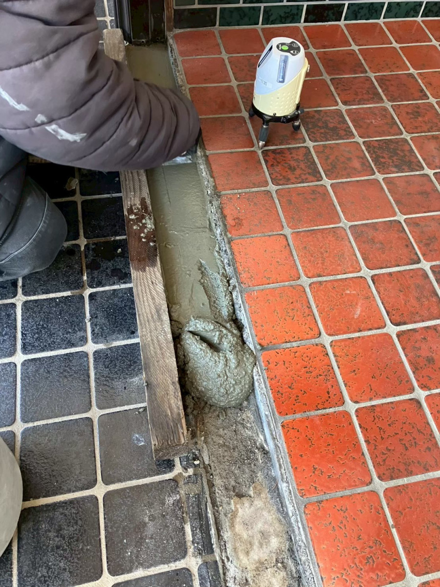 アルファトーヨー住器の【佐久市】築45年の玄関引戸を交換｜歪みを整え、重厚感ある仕上がりにの施工後の写真3