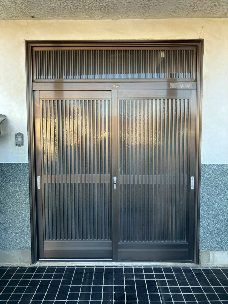 アルファトーヨー住器の【佐久市】築45年の玄関引戸を交換｜歪みを整え、重厚感ある仕上がりにの施工前の写真1