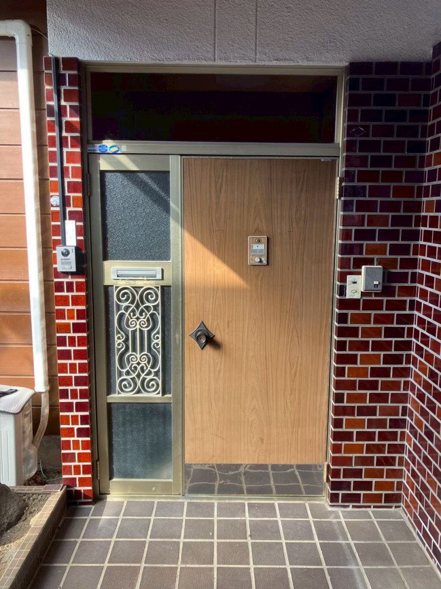 アルファトーヨー住器の【小諸市】鍵の不具合がきっかけに｜玄関ドア交換で防犯性アップの施工前の写真1