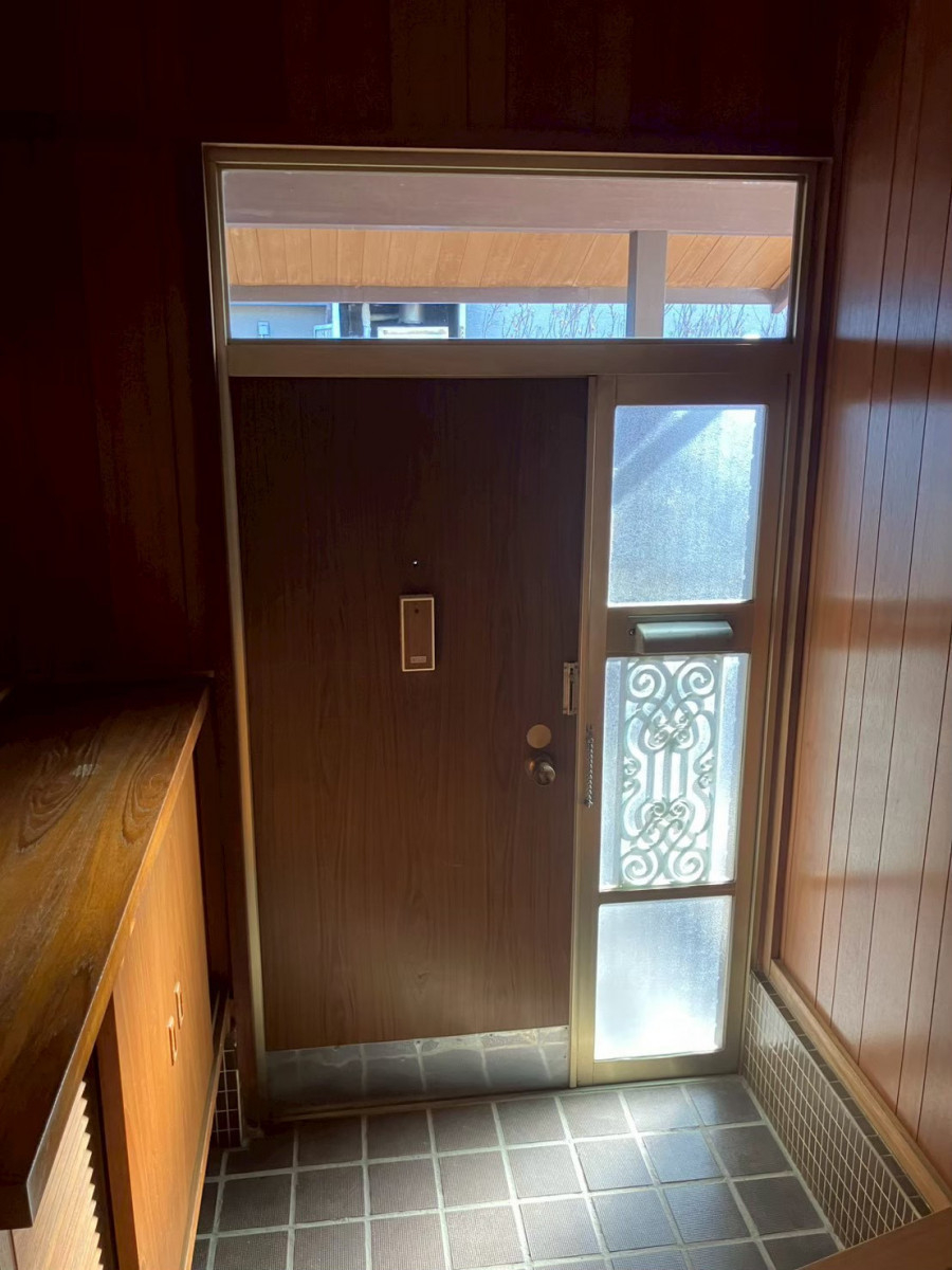 アルファトーヨー住器の【小諸市】鍵の不具合がきっかけに｜玄関ドア交換で防犯性アップの施工前の写真2