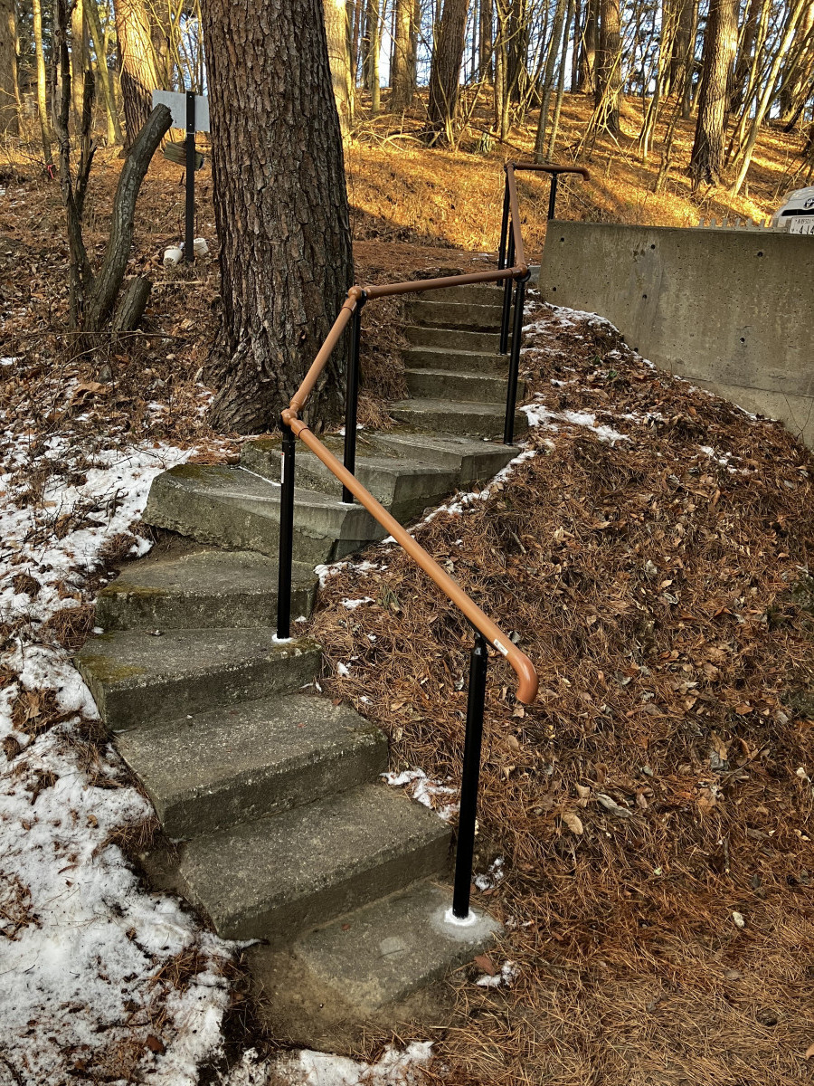 アルファトーヨー住器の【長和町】安全性を高める手すり工事の施工事例の施工後の写真1