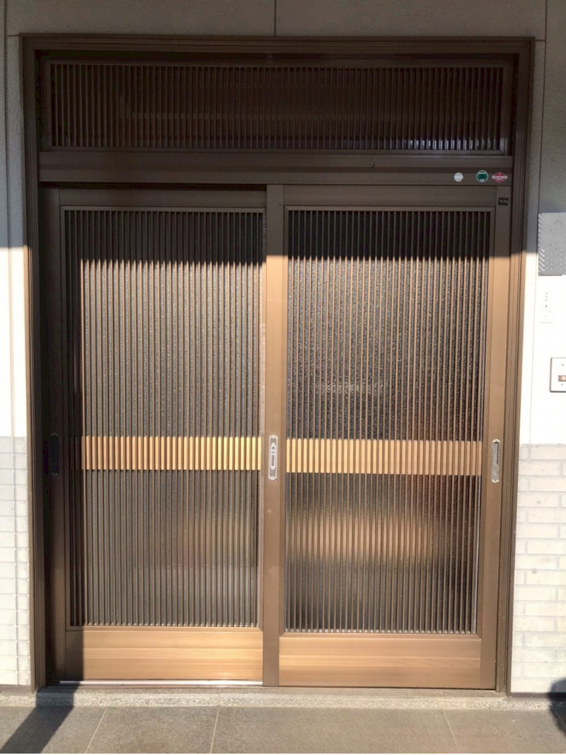 アルファトーヨー住器の【群馬県嬬恋村】玄関の建付け不良をリシェントで一新！の施工前の写真1