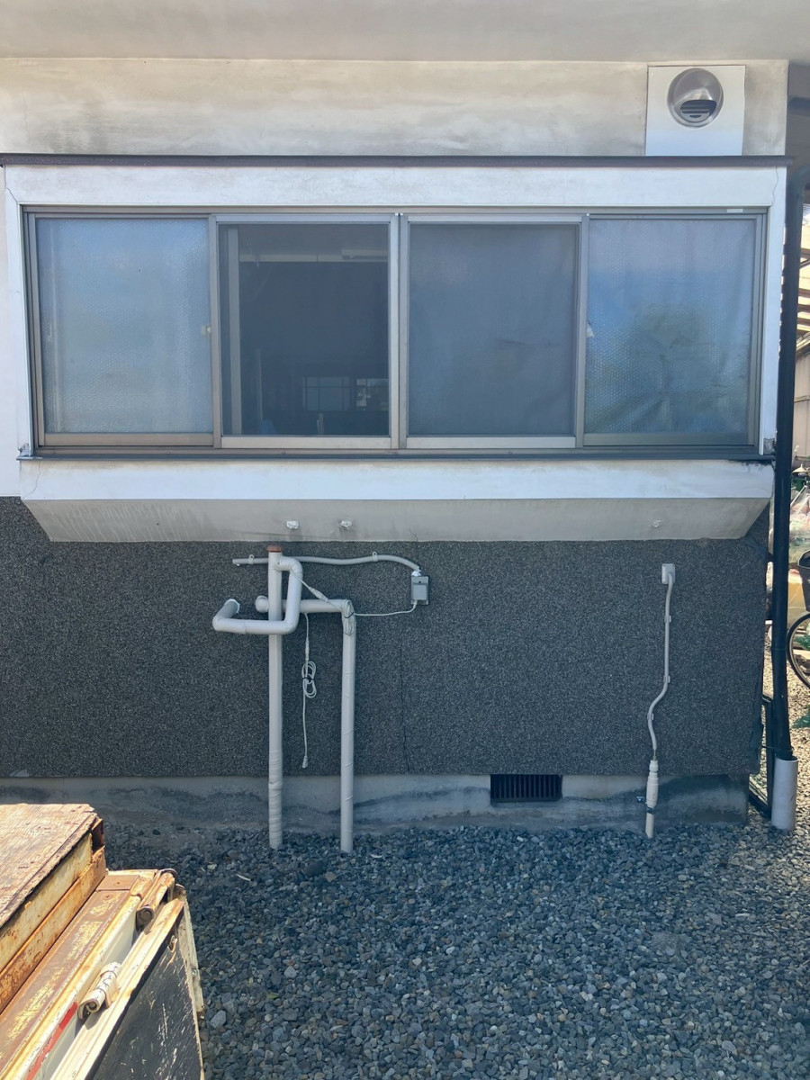 アルファトーヨー住器の【佐久市】「素人目にも安心な丁寧な仕事」北風が吹き抜ける窓をリプラスで劇的改善の施工前の写真1