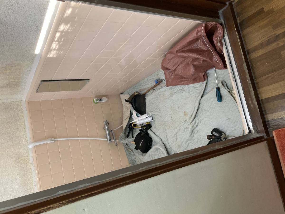 青梅トーヨー住器 松戸店の浴室中折れドアのカバー工法工事の施工前の写真3
