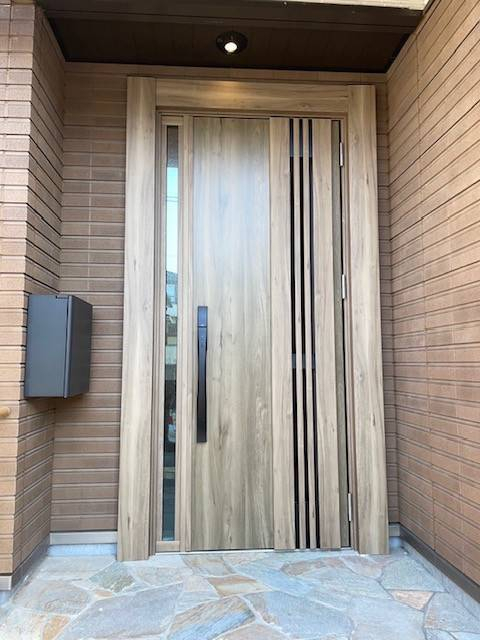 広島ガラス建材トーヨー住器のリシェント玄関ドアｋ2断熱仕様採風ドア取替の施工後の写真1