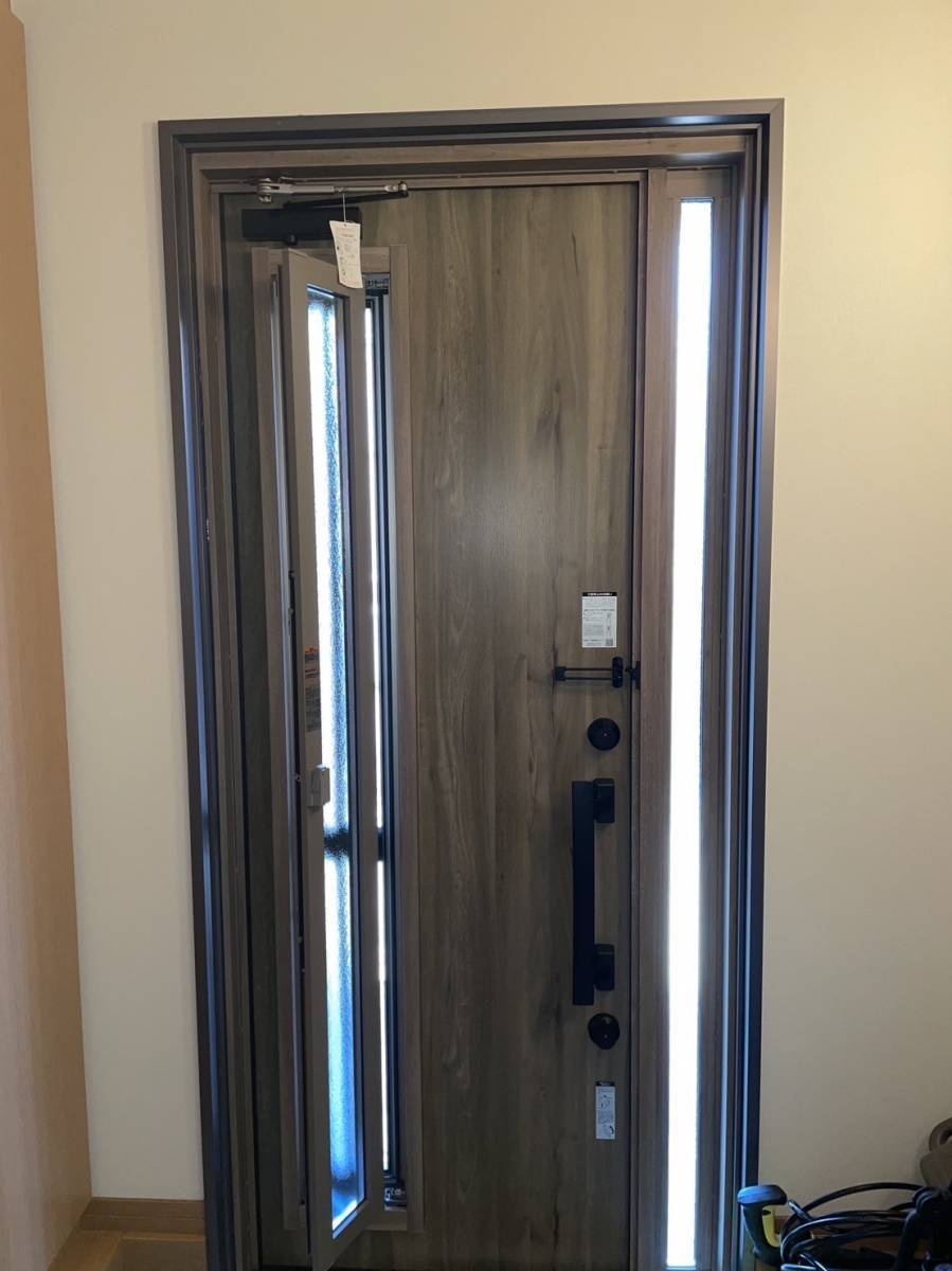 広島ガラス建材トーヨー住器のリシェント玄関ドアｋ2断熱仕様採風ドア取替の施工後の写真2