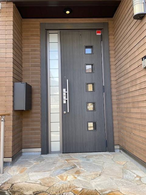 広島ガラス建材トーヨー住器のリシェント玄関ドアｋ2断熱仕様採風ドア取替の施工前の写真1