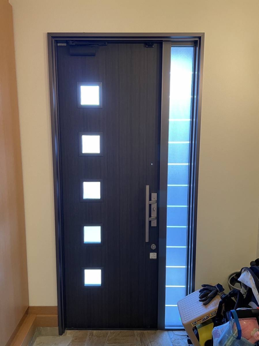 広島ガラス建材トーヨー住器のリシェント玄関ドアｋ2断熱仕様採風ドア取替の施工前の写真2